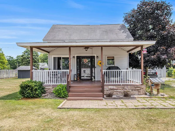 515 Locust St, Howard City, MI 49329