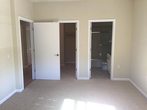 Master bed/bath & walk-in closet