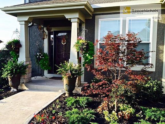 BEAUTIFUL FRONT ENTRY!!