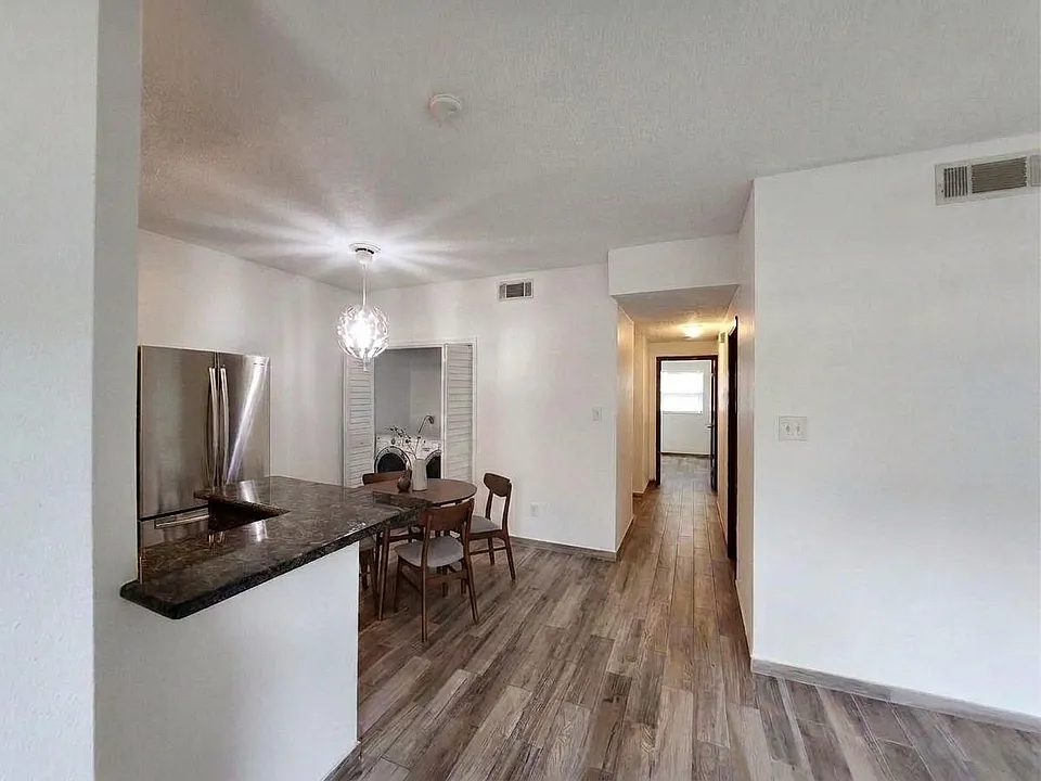 2300 Augusta Dr #17