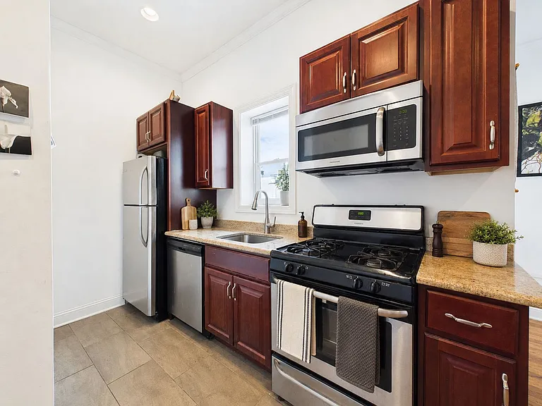 1621 Green Street — Photo 9