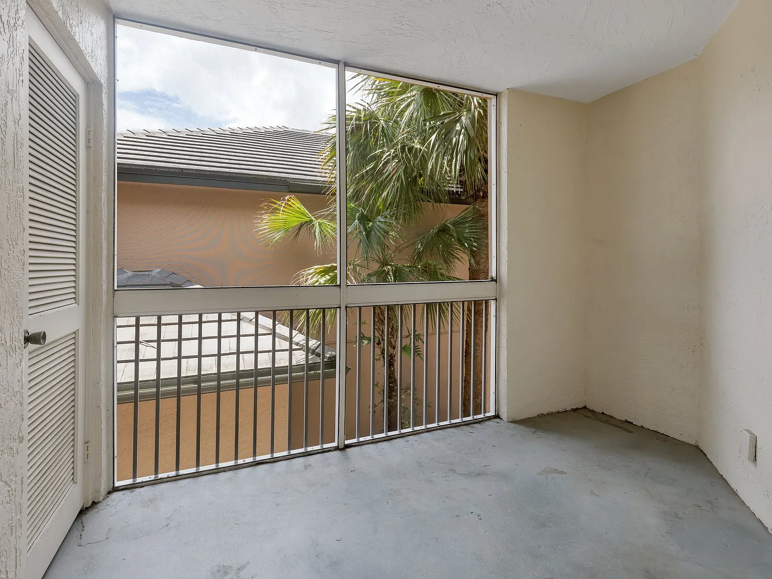 Big 1/1 in Coral Springs! With w/d! — Photo 4