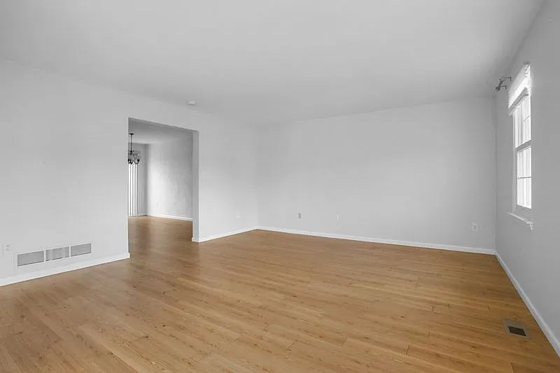 3 bed, 1972 sqft, $2,350 — Photo 3