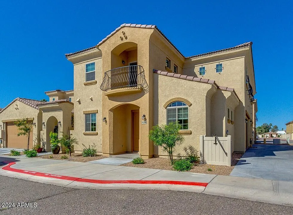 3 bed, 2.5 bath, 1550 sqft, $2,200 — Photo 2