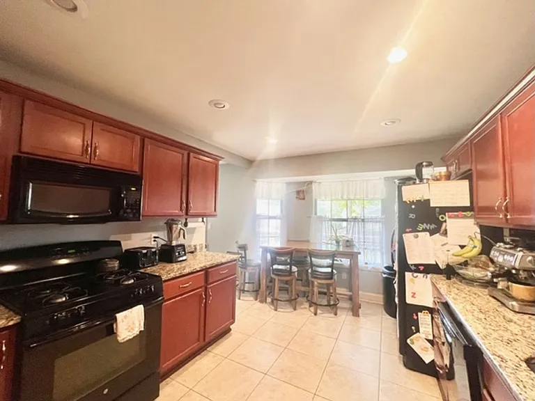 527 Matthew St — Photo 8