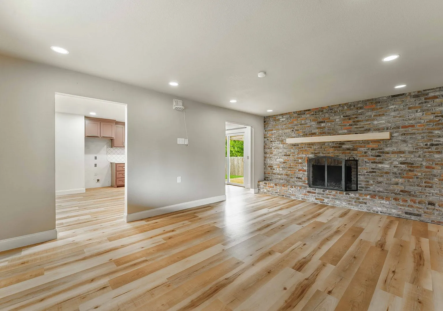 Charming 4-Bedroom Home with Spacious Yard in Rogers — Photo 4