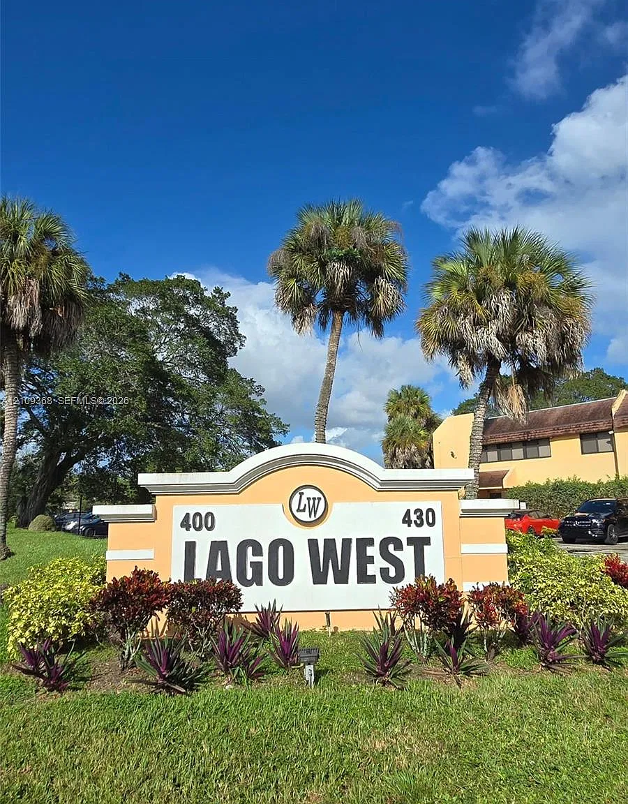 Lago West Condominium — Photo 1