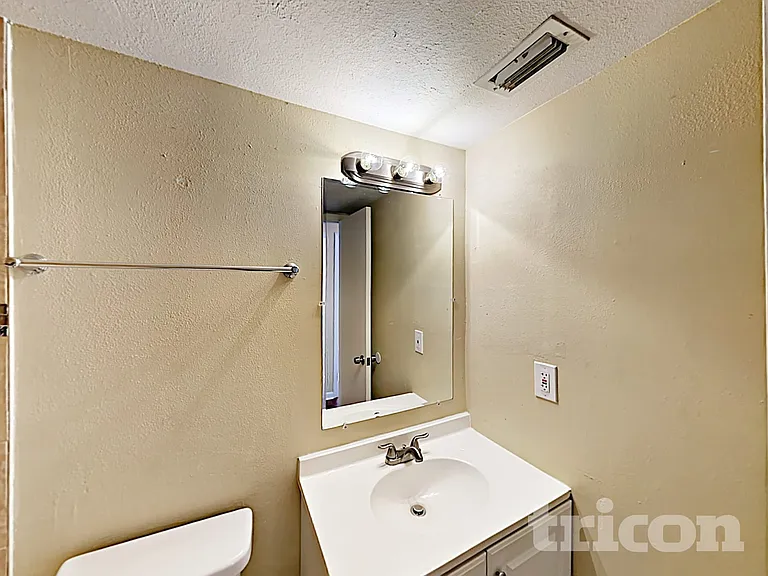 8213 Greenleaf Cir — Photo 14