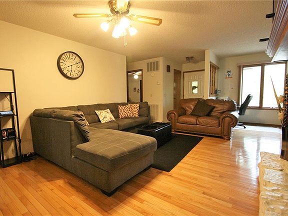 3rd image of 16 Islay Cir