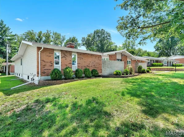 22 La Gorce Dr, Chesterfield, MO 63017