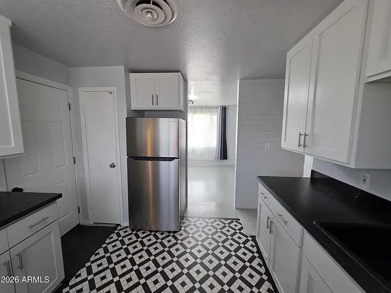 574 S Park St #B — Photo 9