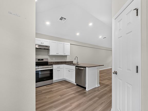 5th image of 2094 Hilton St
