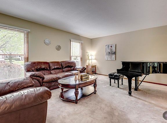 4th image of 925 Bay Hill Ave