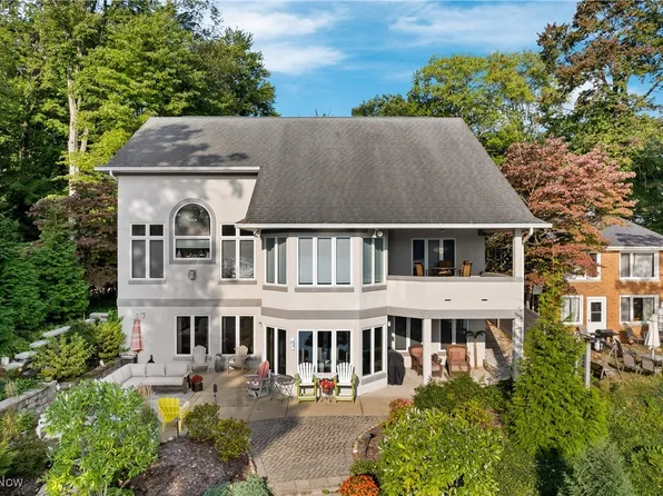 4375 Point Comfort Dr, Akron, OH 44319