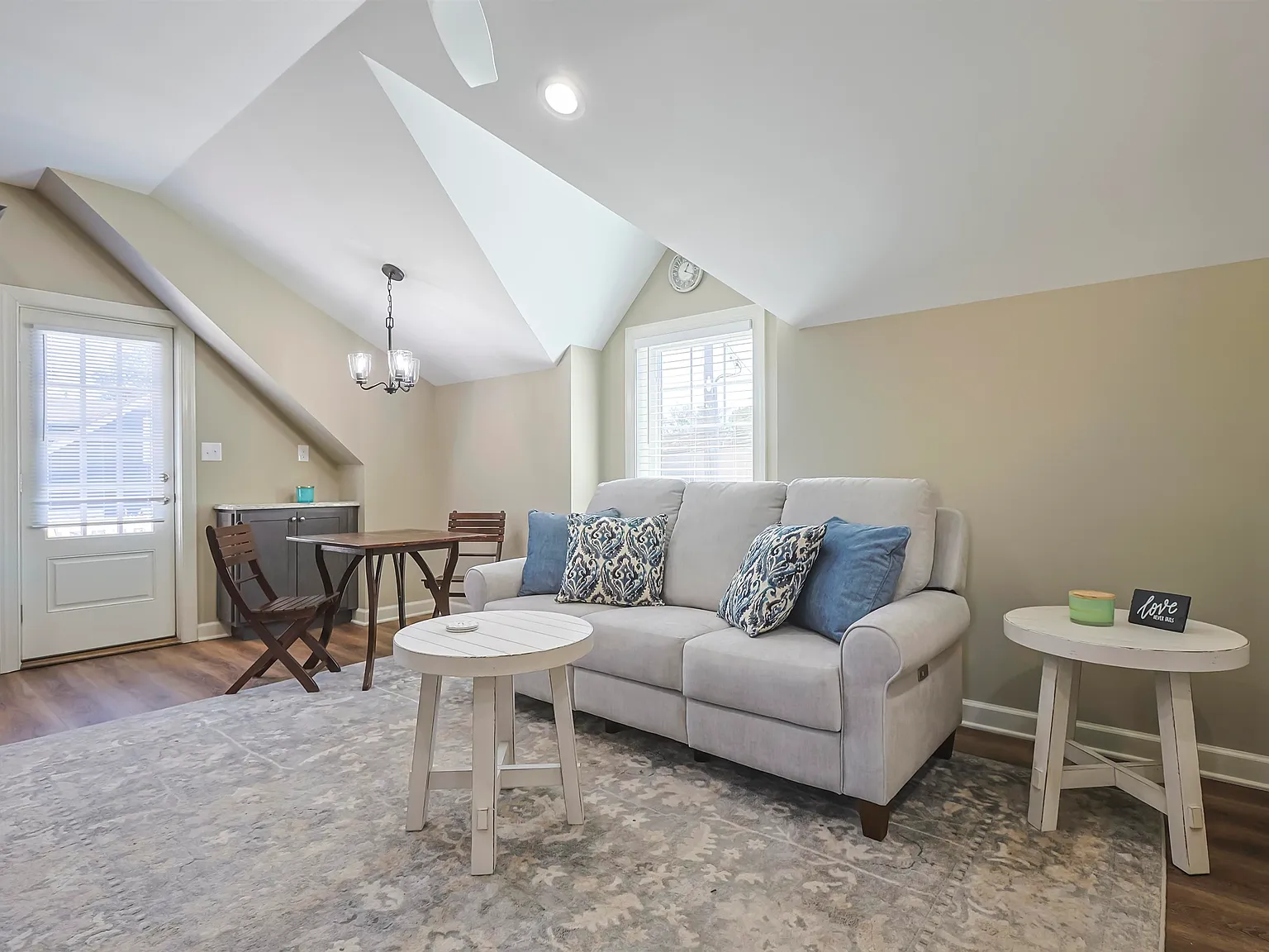 2 bed, 1.5 bath, $5,500 — Photo 2