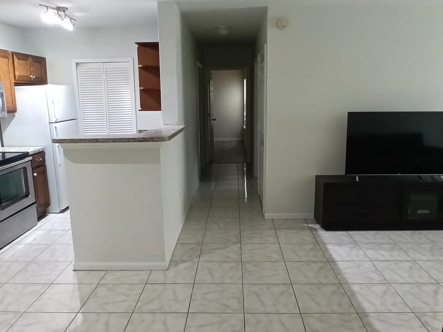 3 bed, 1199 sqft, $2,000 — Photo 2