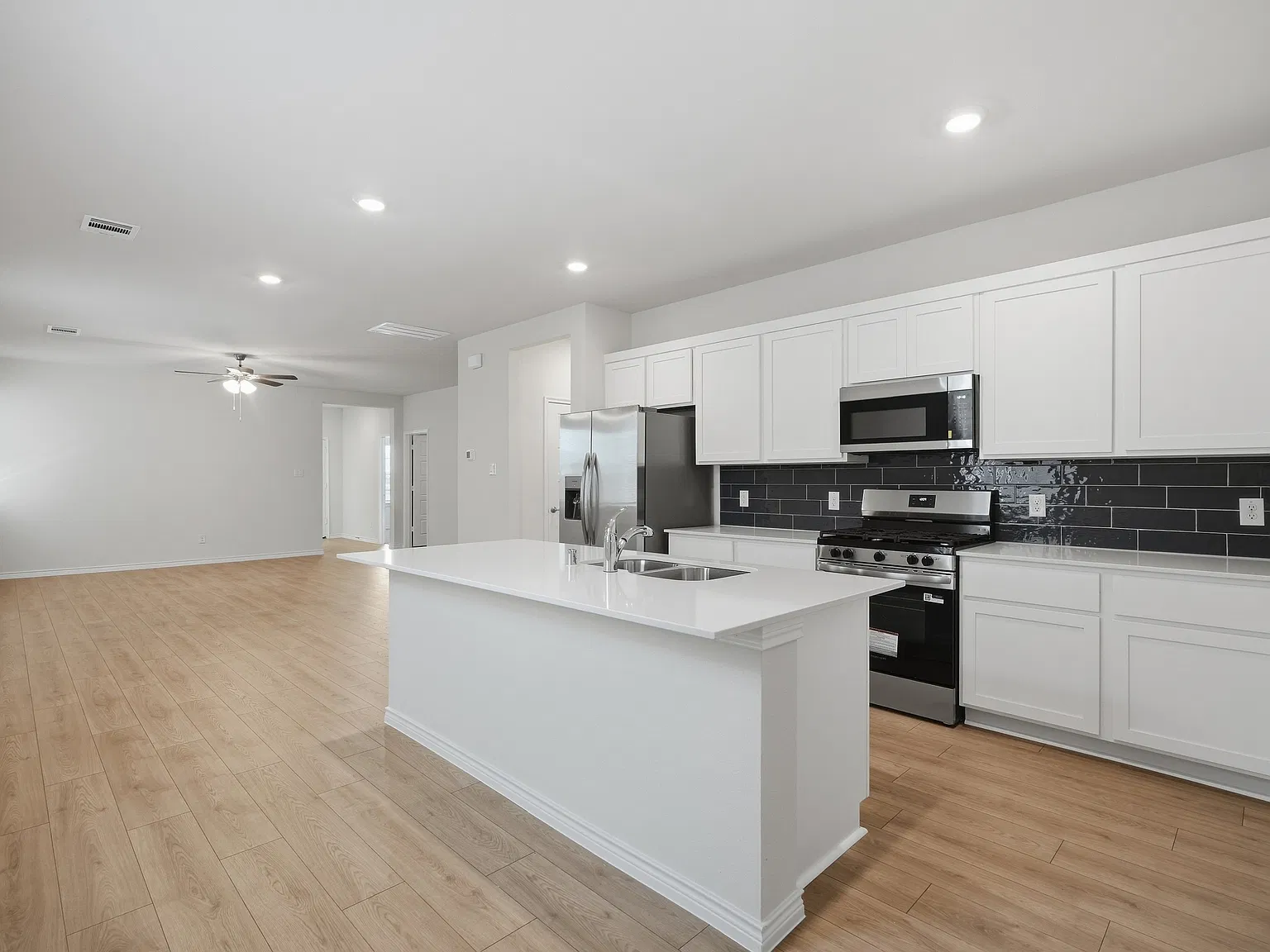 3 bed, 1742 sqft, $2,195 — Photo 2