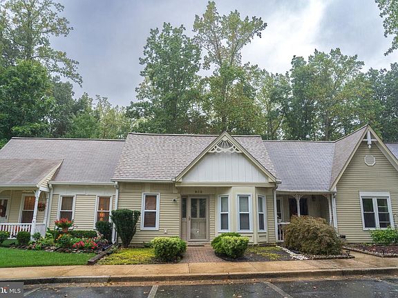 2nd image of 982 Riversedge Cir