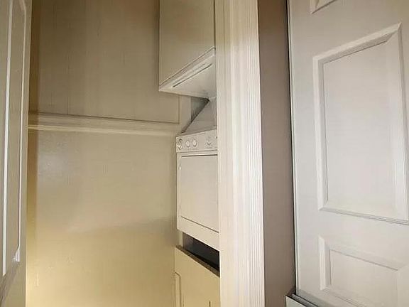 3rd image of 404 N 2nd St APT 1