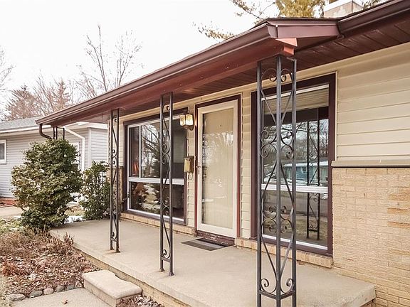 3rd image of 2122 N Circle Dr