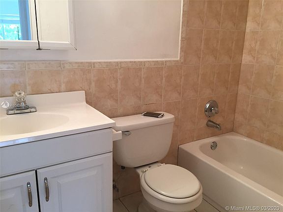 4th image of 1090 NE 129th St APT 303