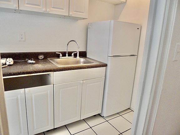 3rd image of 415 W 24th St APT 1C
