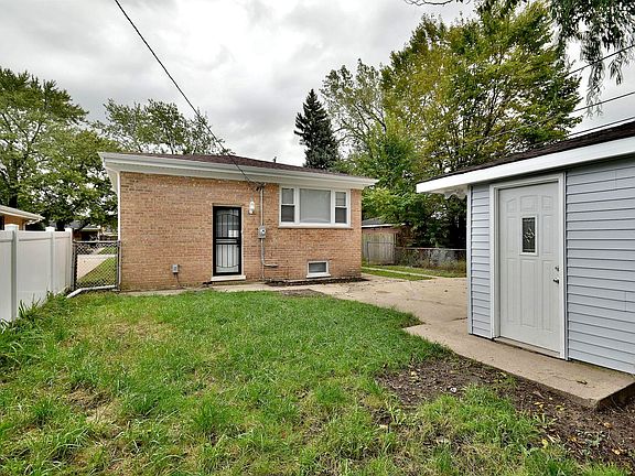 4th image of 14516 Blackstone Ave