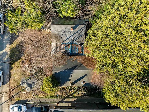 4th image of 962 Maple St