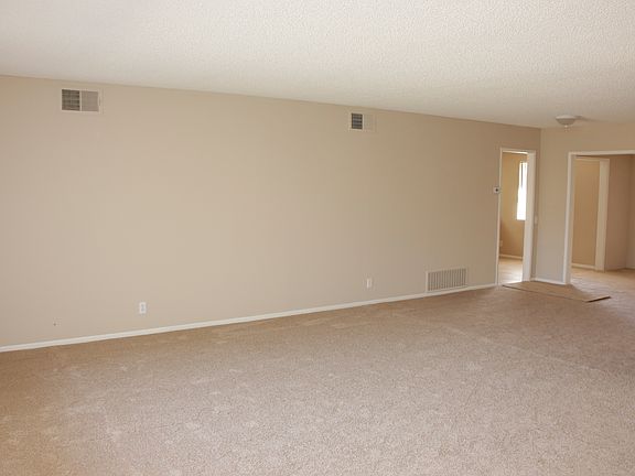 3rd image of 1221 W Montrose Ave