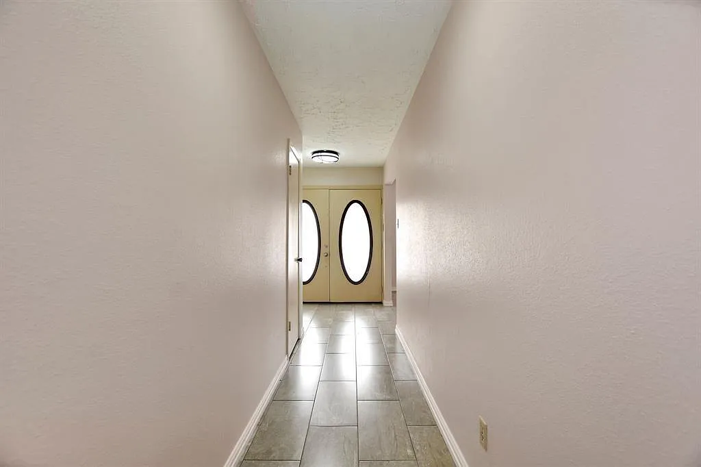 3 bed, 2.0 bath, 1963 sqft, $2,200 — Photo 4
