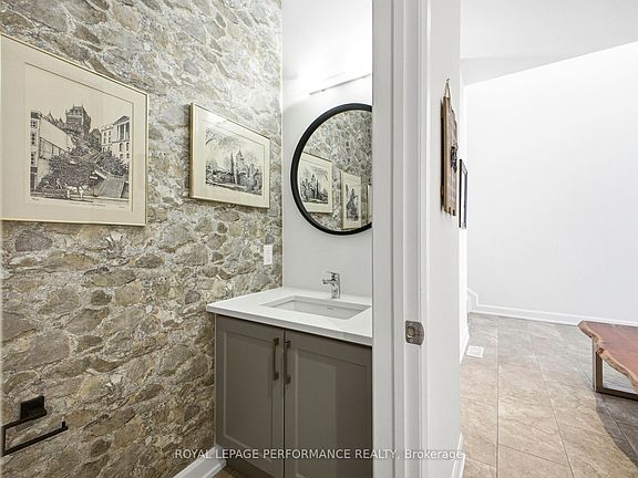 4th image of 934 Chablis Cres