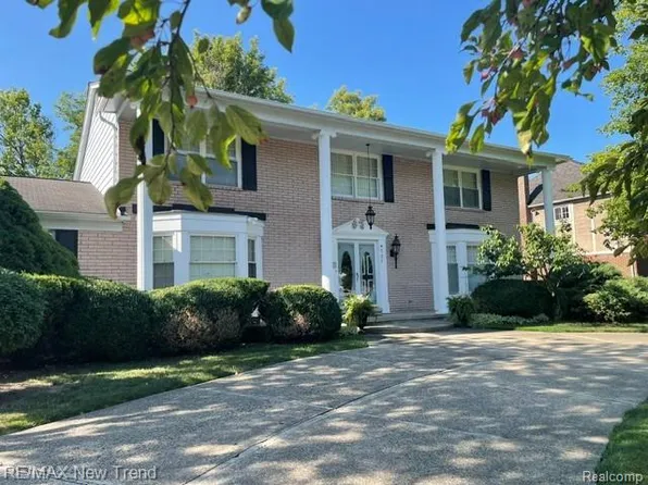4727 S Knoll Ct, West Bloomfield, MI 48323