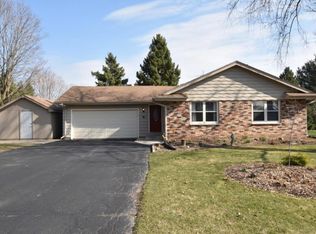 320 Bron Derw Dr, Wales, WI 53183