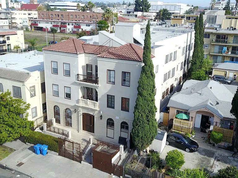 Heliotrope Drive Apartments — Photo 3
