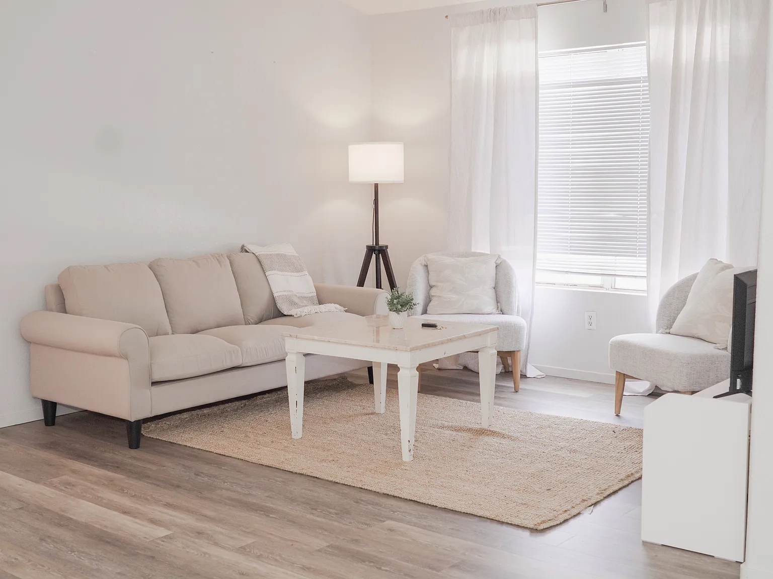 2 bed, 1089 sqft, $1,695 — Photo 1