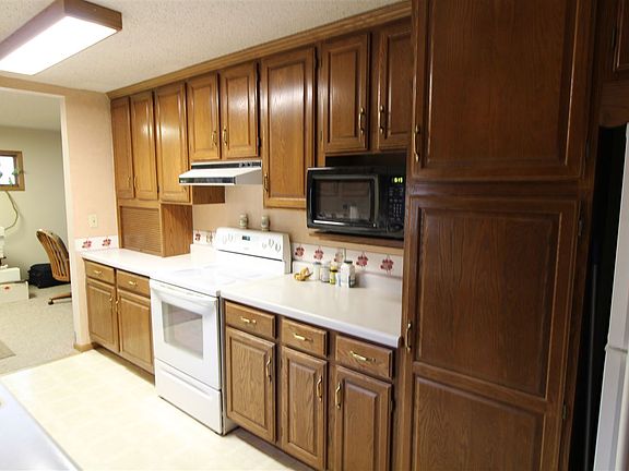 4th image of 716 Maberly St