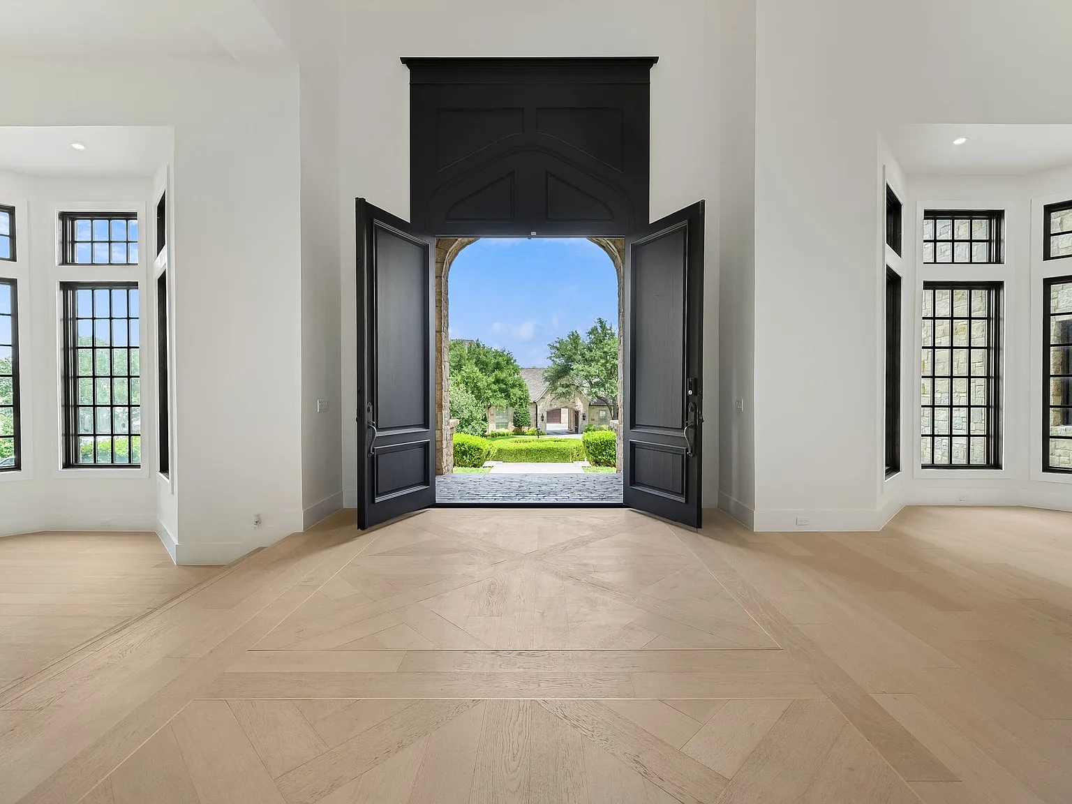 6 bed, 14509 sqft, $20,000 — Photo 3