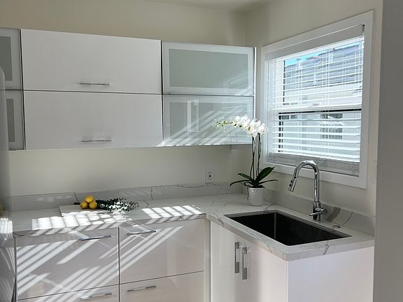 2nd image of 2206-2208 Ocean Park Blvd #2208-C