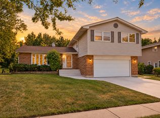 1727 Roosa Ln, Elk Grove Village, IL 60007