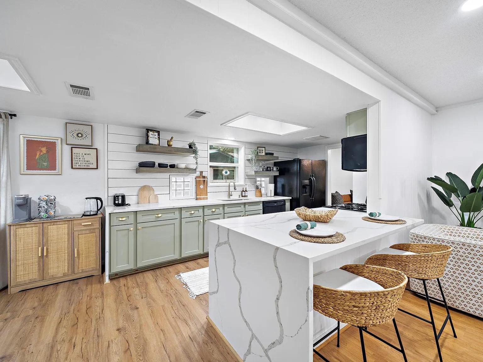 3 bed, 2.0 bath, 1586 sqft, $4,000 — Photo 4