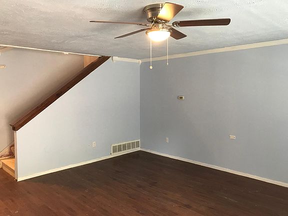 3rd image of 409 Towne House Ln