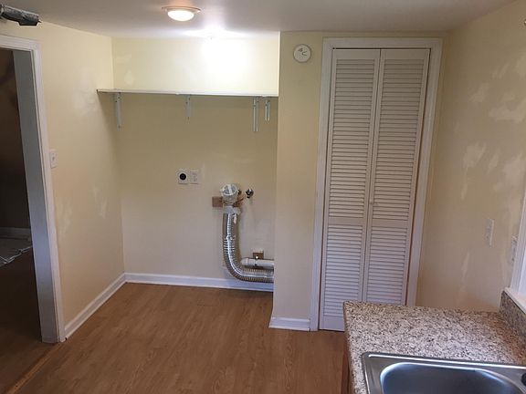 Kitchen / laundry