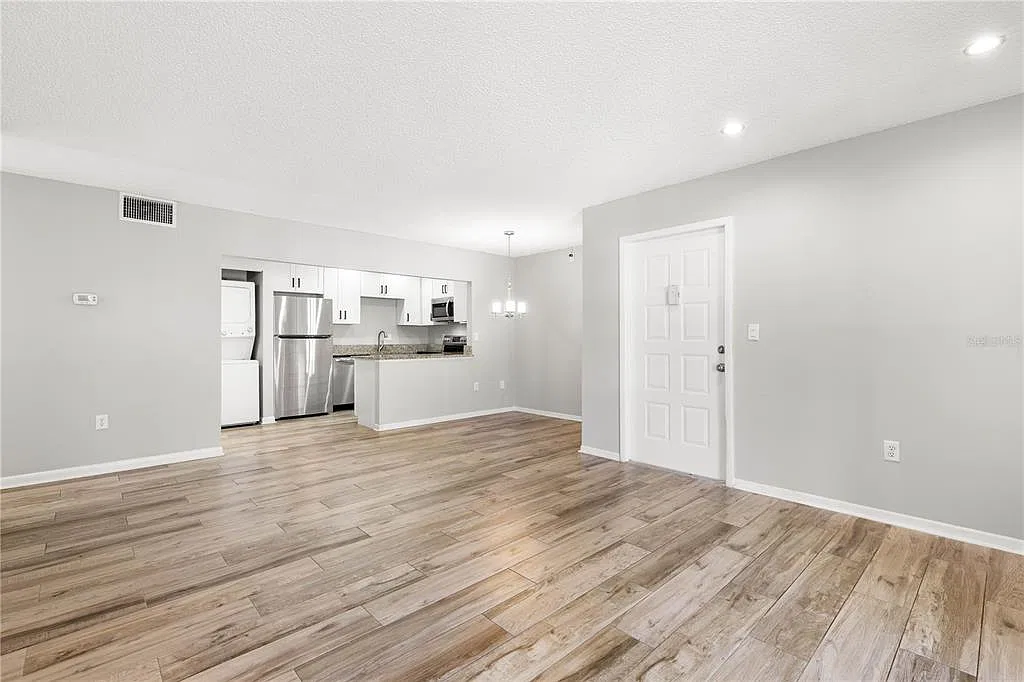 3 bed, 2.0 bath, 1185 sqft, $2,149 — Photo 3