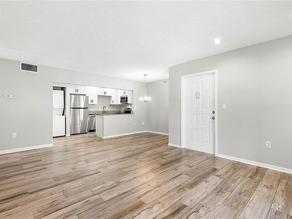 3rd image of 1281 Pine Ridge Cir E APT A2