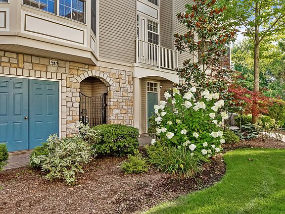 2nd image of 418 Kensington Ln #418