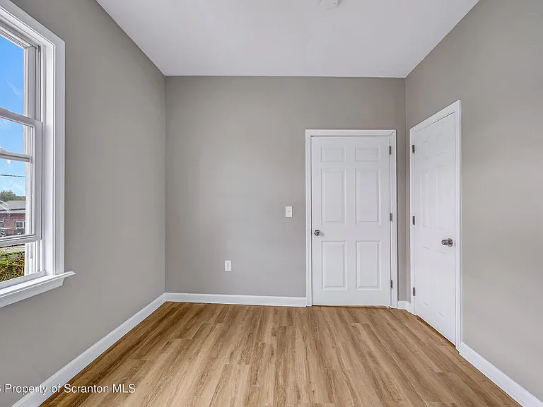 114 E Market St #4 — Photo 15
