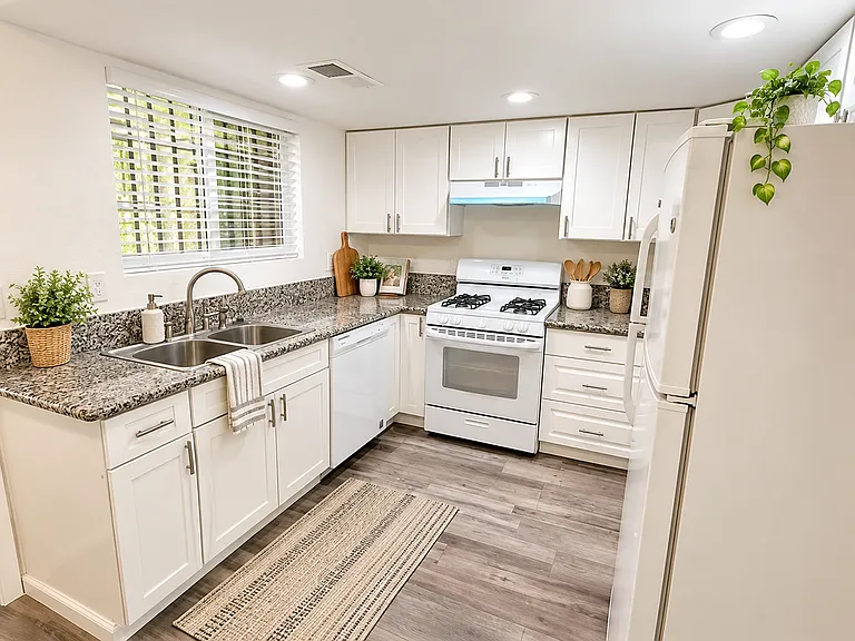 2225 S Lee Ave — Photo 11