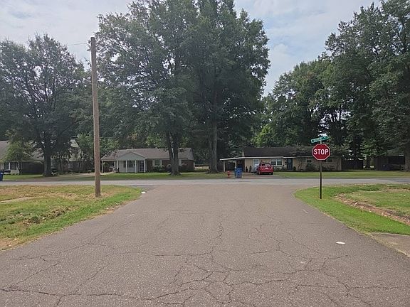 4th image of 1401 Chatham Ln