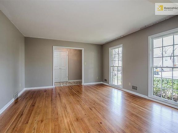 5th image of 9607 Beverly St
