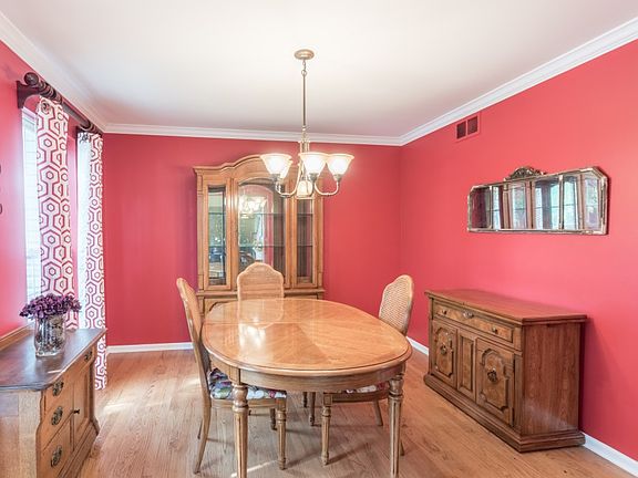 5th image of 130 Stillwater Ct